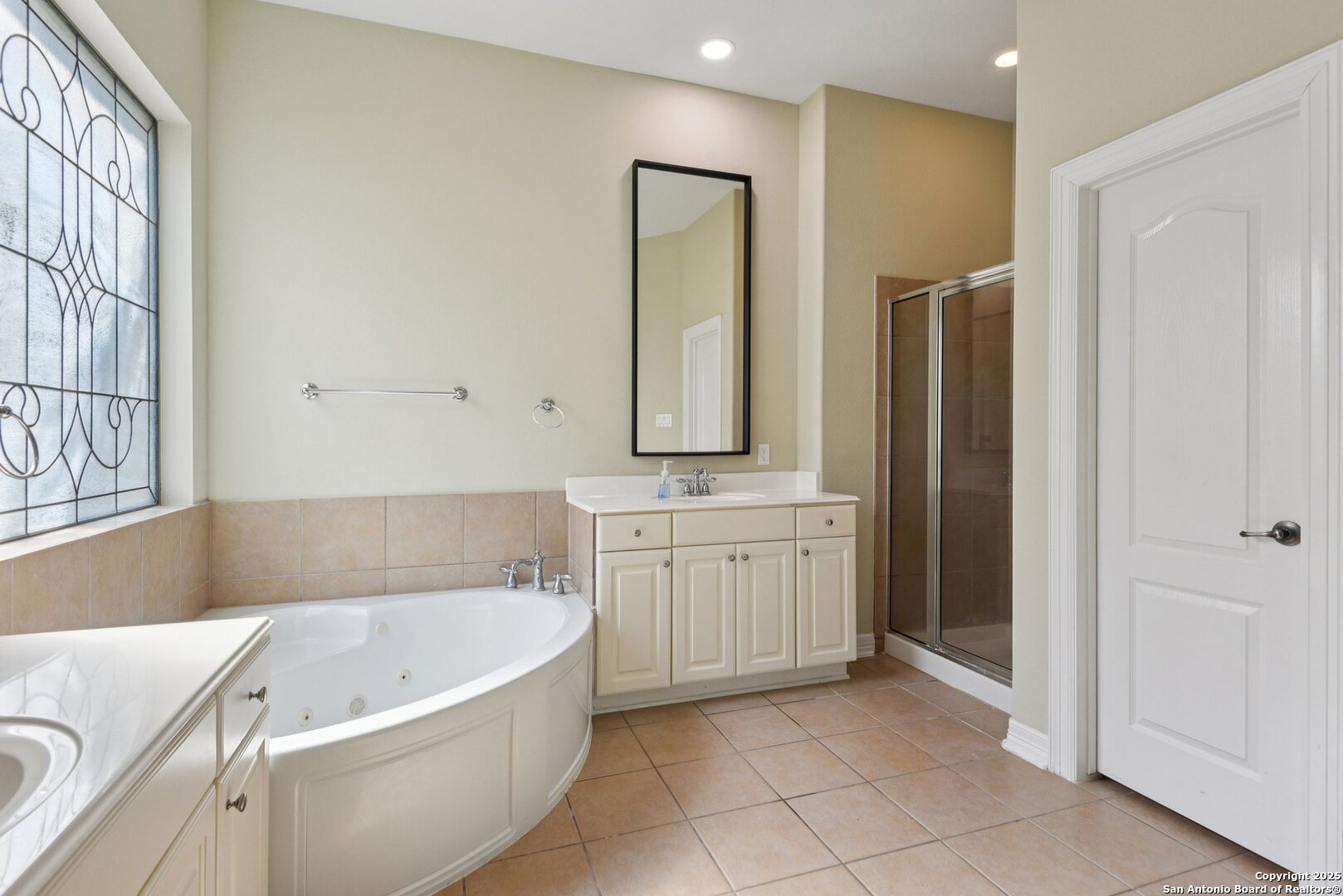 522 Heather Ridge San Antonio, TX 78260 - Photo 22 of 41 a bathroom with a tub sink and mirror