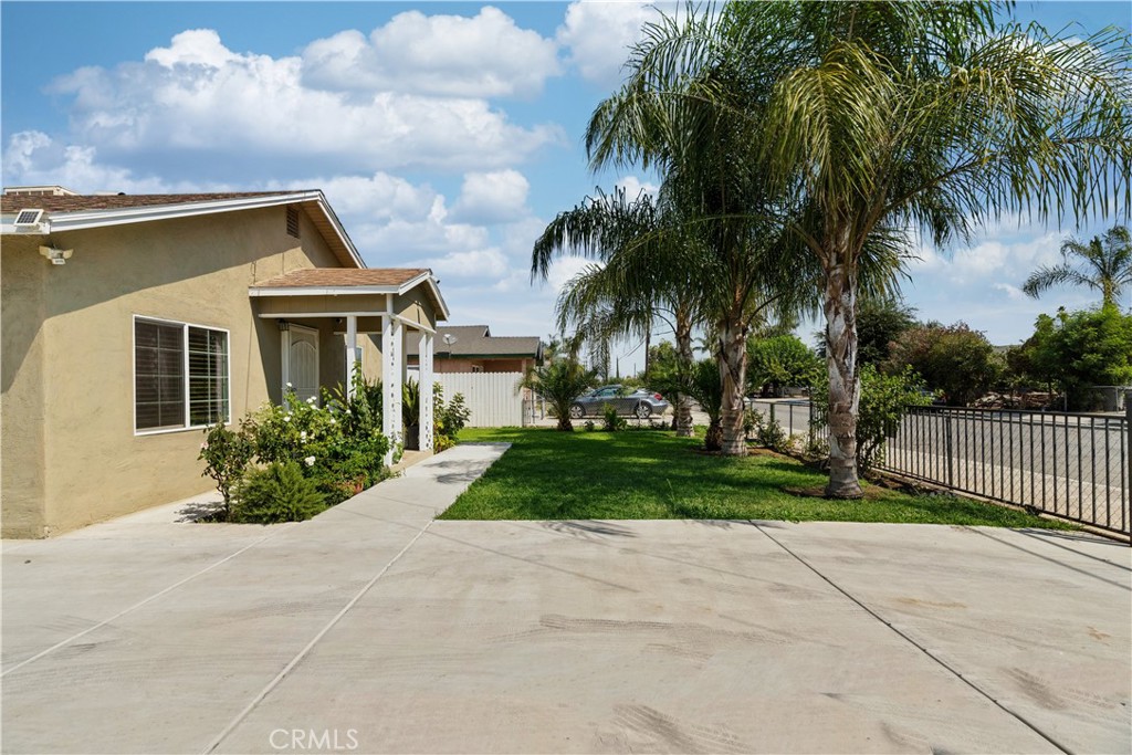2113 Princeton Street Delano, CA 93215 - Photo 3 of 32 a front view of house with yard and green space