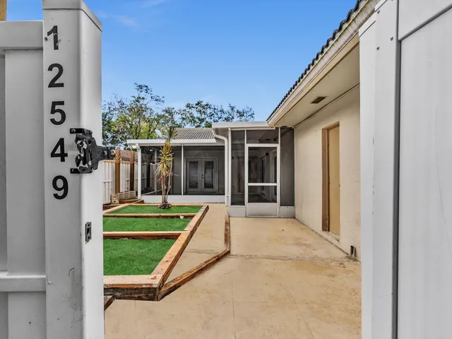 a view of a house with backyard and a garden