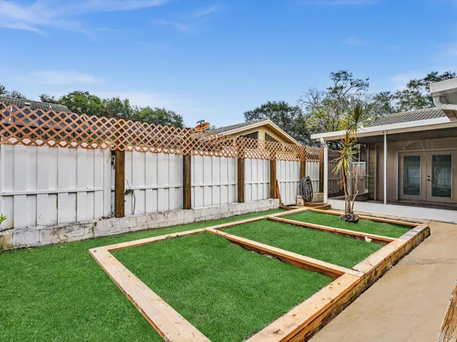 a view of a house with a backyard