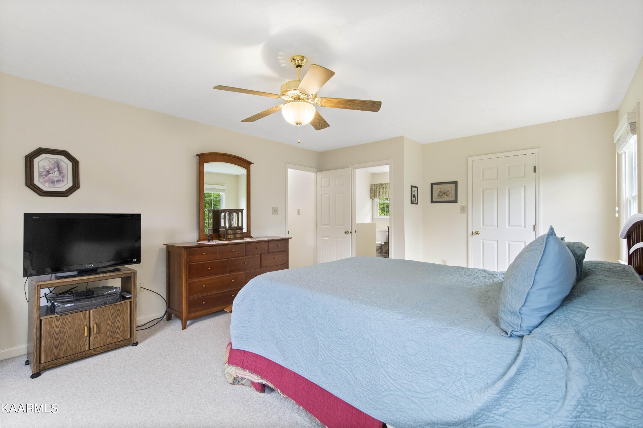 291 Lone Ridge Lane Clinton, TN 37716 - Photo 22 of 30 a living room with furniture and a flat screen tv