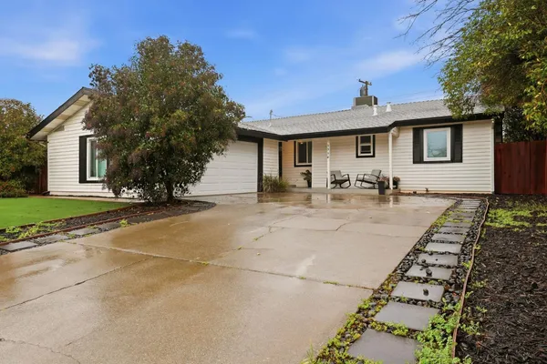 a view of a house with a yard