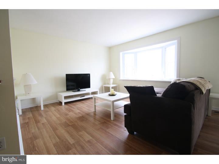 3550 Brookview Road Philadelphia, PA 19154 - Photo 7 of 25 Living Room