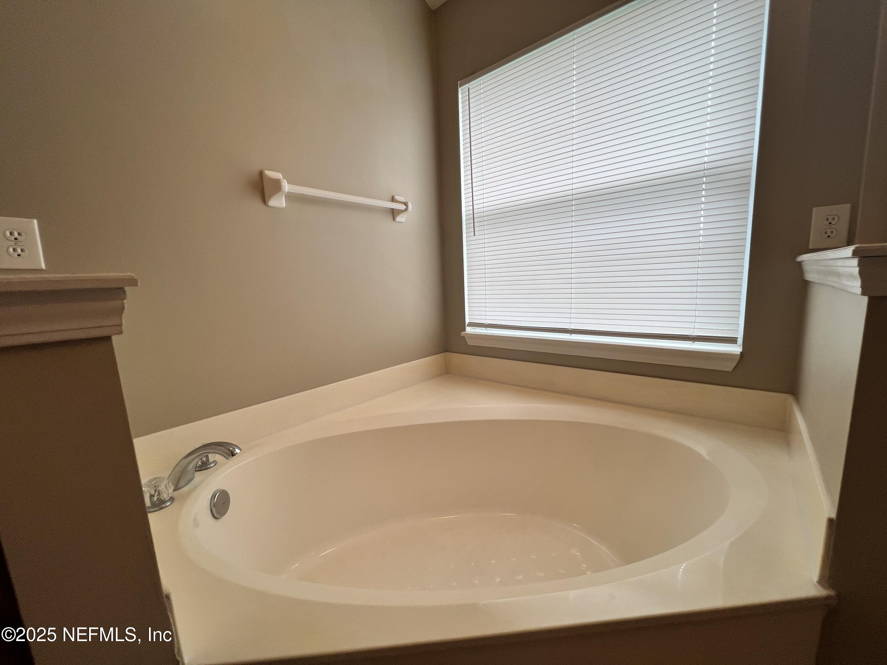 1109 Seattle Slew Lane Jacksonville, FL 32218 - Photo 26 of 32 26 Garden Tub