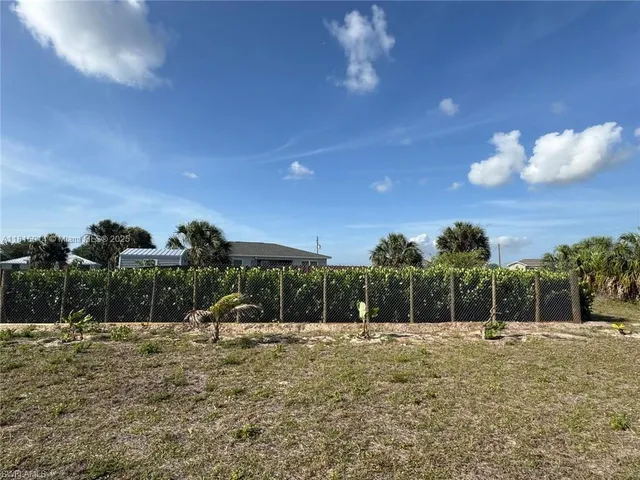 a view of a backyard