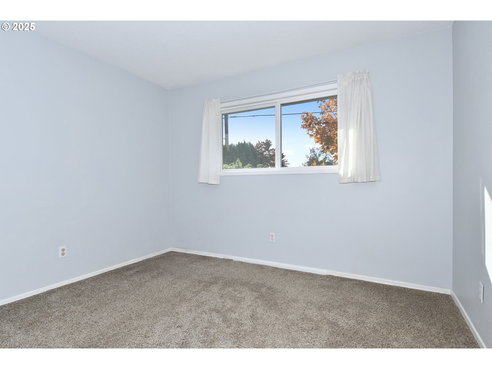 1226 Southwest Hensley Road Troutdale, OR 97060 - Photo 17 of 40 an empty room with windows