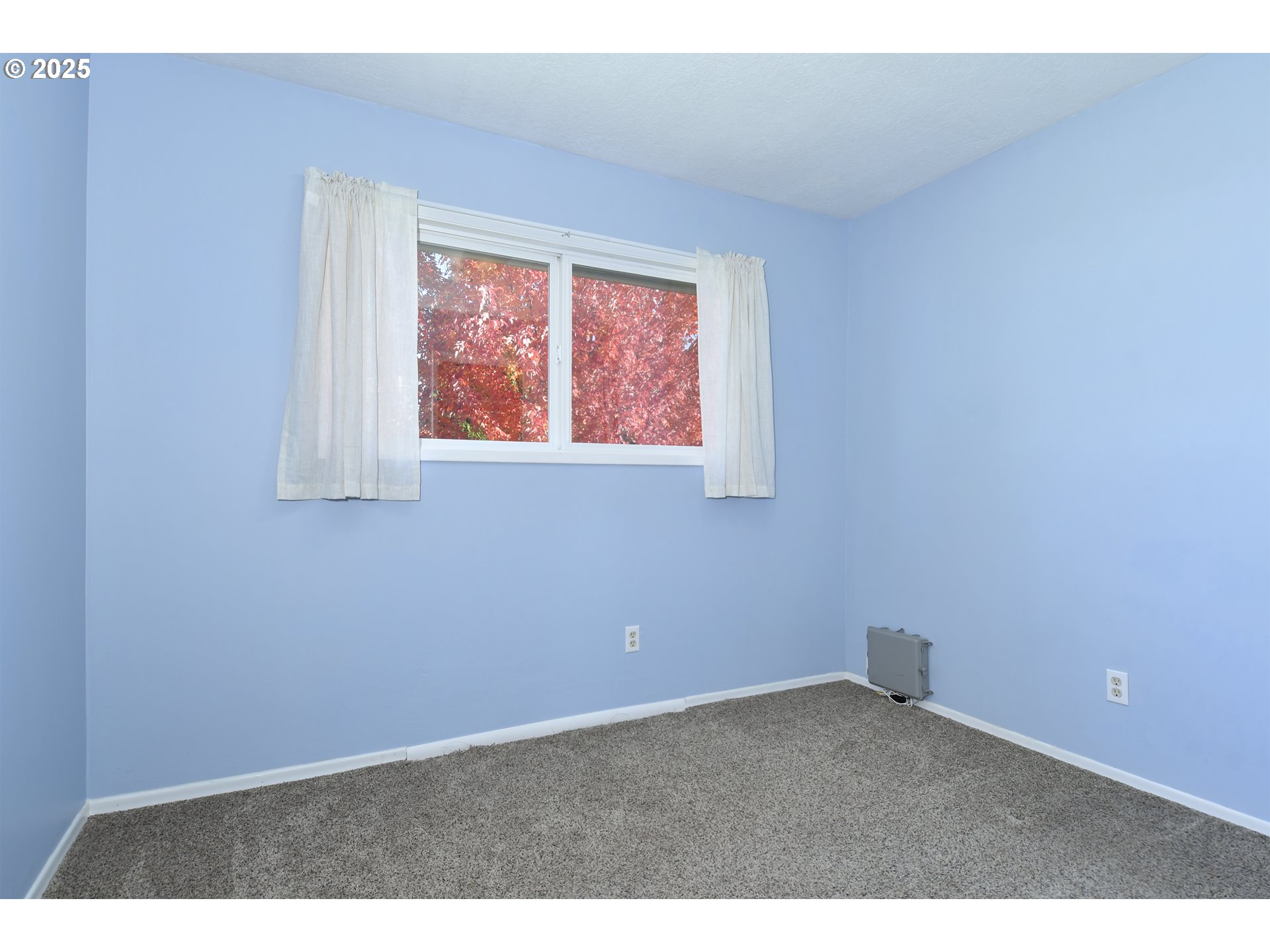 1226 Southwest Hensley Road Troutdale, OR 97060 - Photo 19 of 40 an empty room with a window