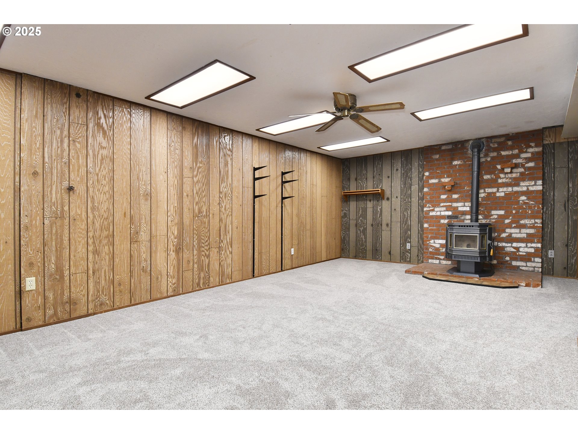 1226 Southwest Hensley Road Troutdale, OR 97060 - Photo 23 of 40 a big room with closet and a chandelier fan