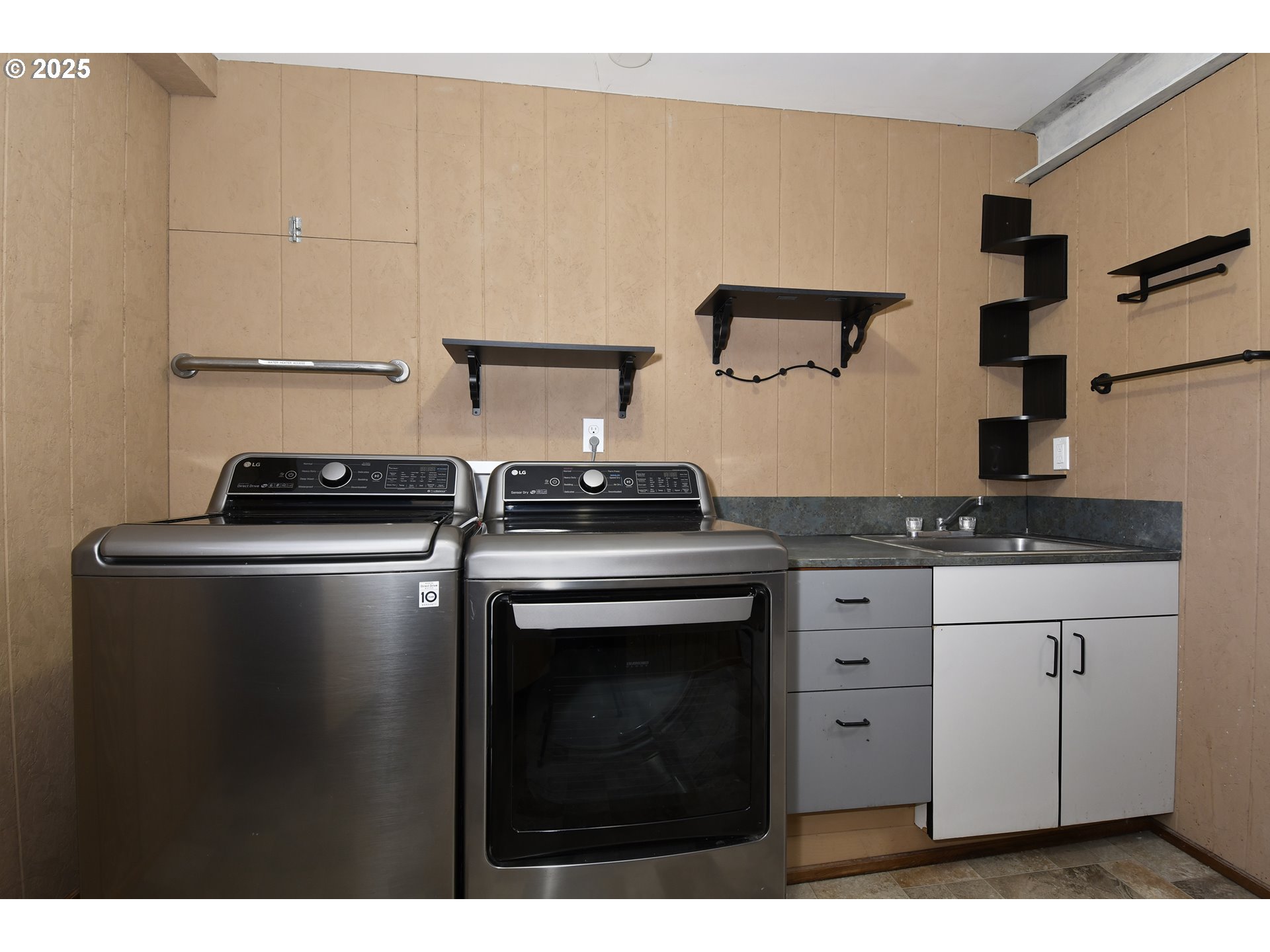 1226 Southwest Hensley Road Troutdale, OR 97060 - Photo 29 of 40 a kitchen with cabinets and appliances