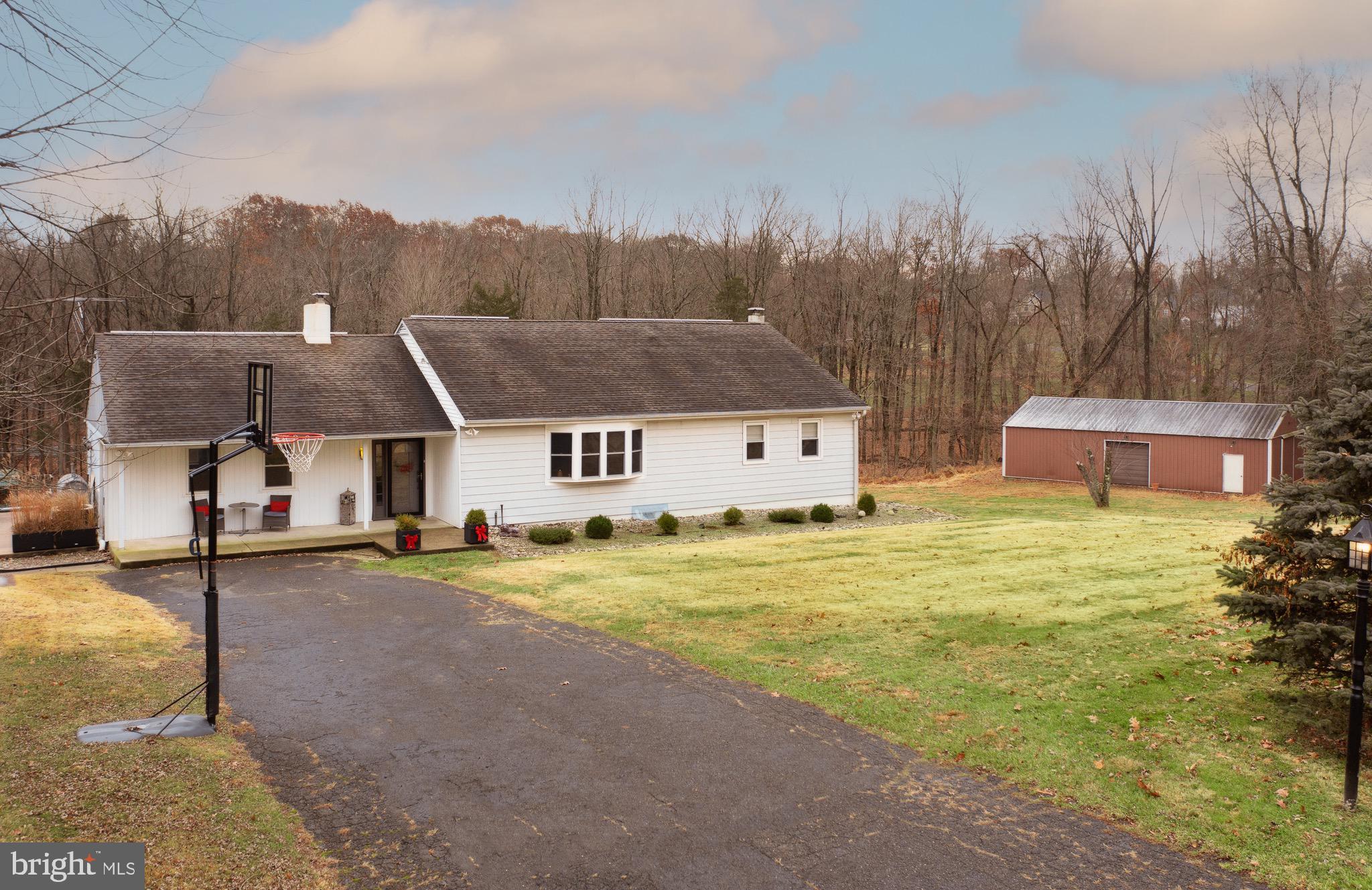 21 Thompson Mill Road Newtown, PA 18940 - Photo 4 of 44 Large driveway