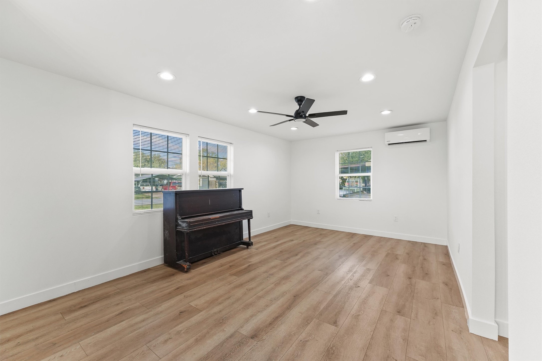 5406 Firefly Street Houston, TX 77017 - Photo 10 of 29 a view of a livingroom with a workspace
