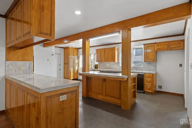 a kitchen that has a lot of cabinets in it