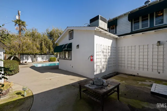 a view of a house with backyard and sitting area