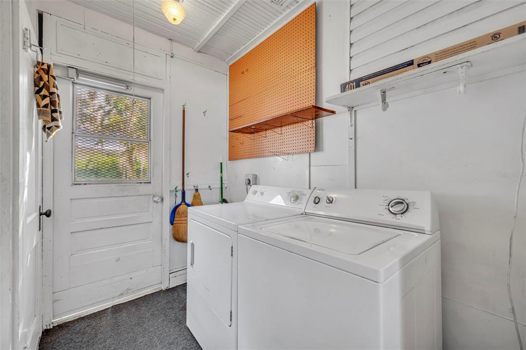 207 Perkins Street Leesburg, FL 34748 - Photo 18 of 31 a utility room with dryer and washer