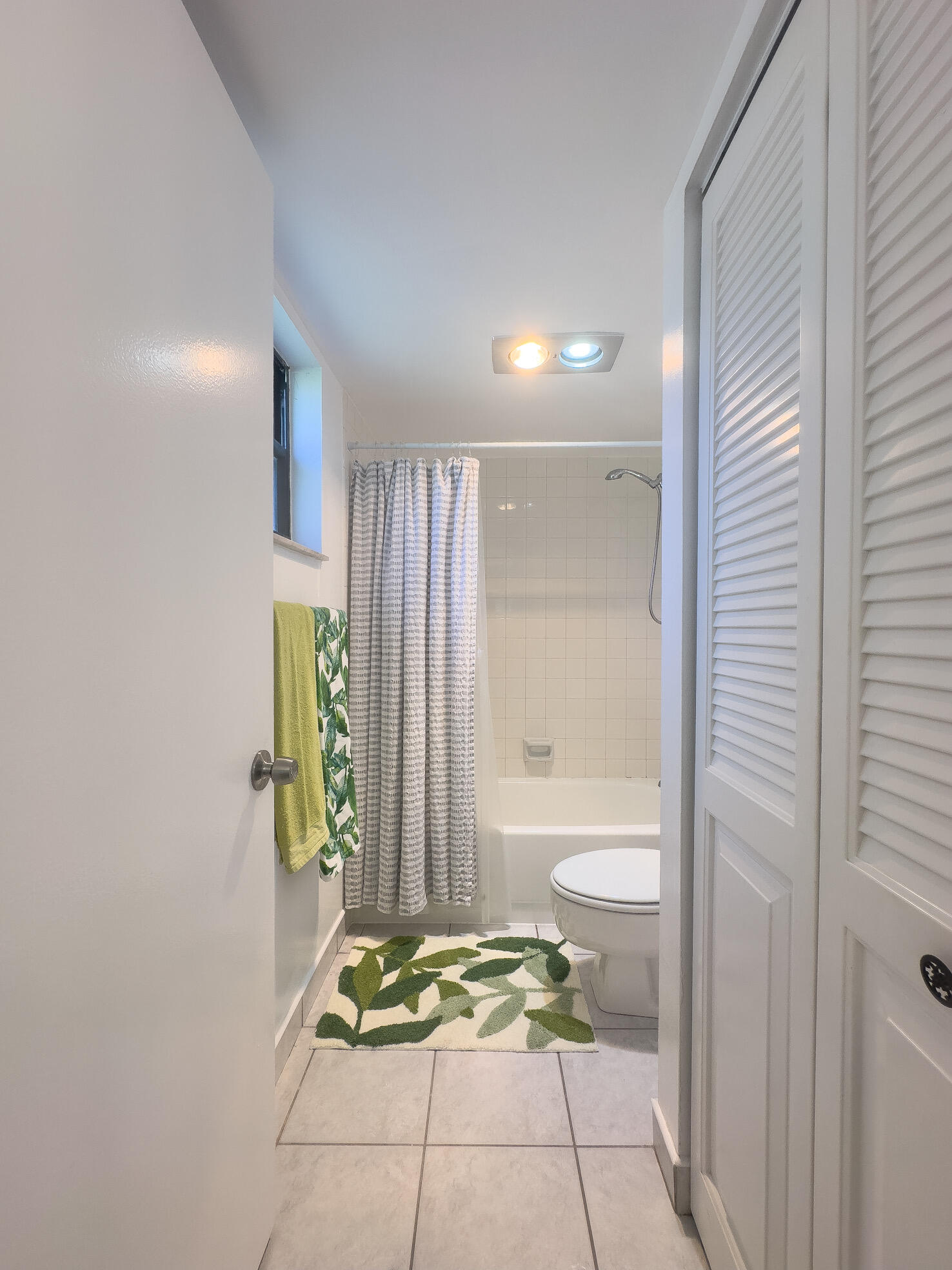 3130 Southwest 20th Terrace, Unit 13B1 Delray Beach, FL 33445 - Photo 25 of 47 a bathroom with a bathtub and a shower
