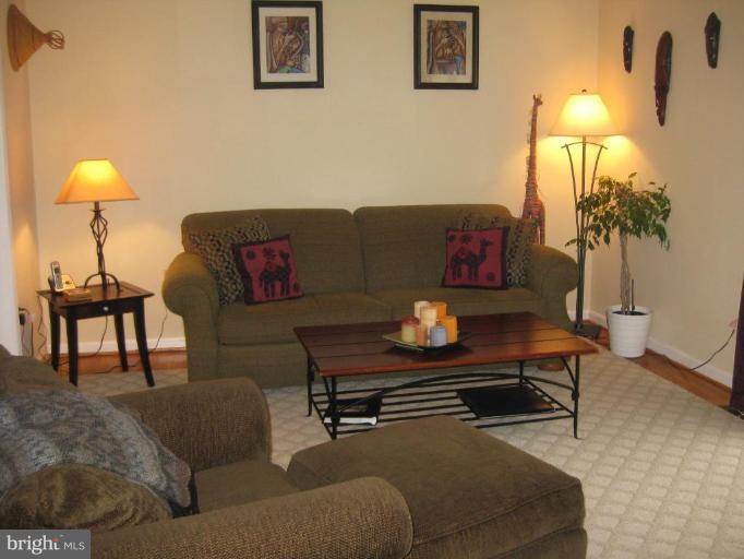 7071 Leestone Street Springfield, VA 22151 - Photo 5 of 21 Living Room