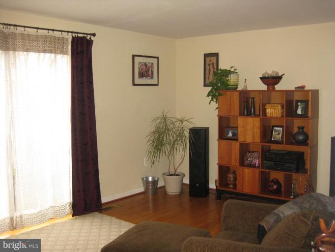 7071 Leestone Street Springfield, VA 22151 - Photo 6 of 21 Living Room #2