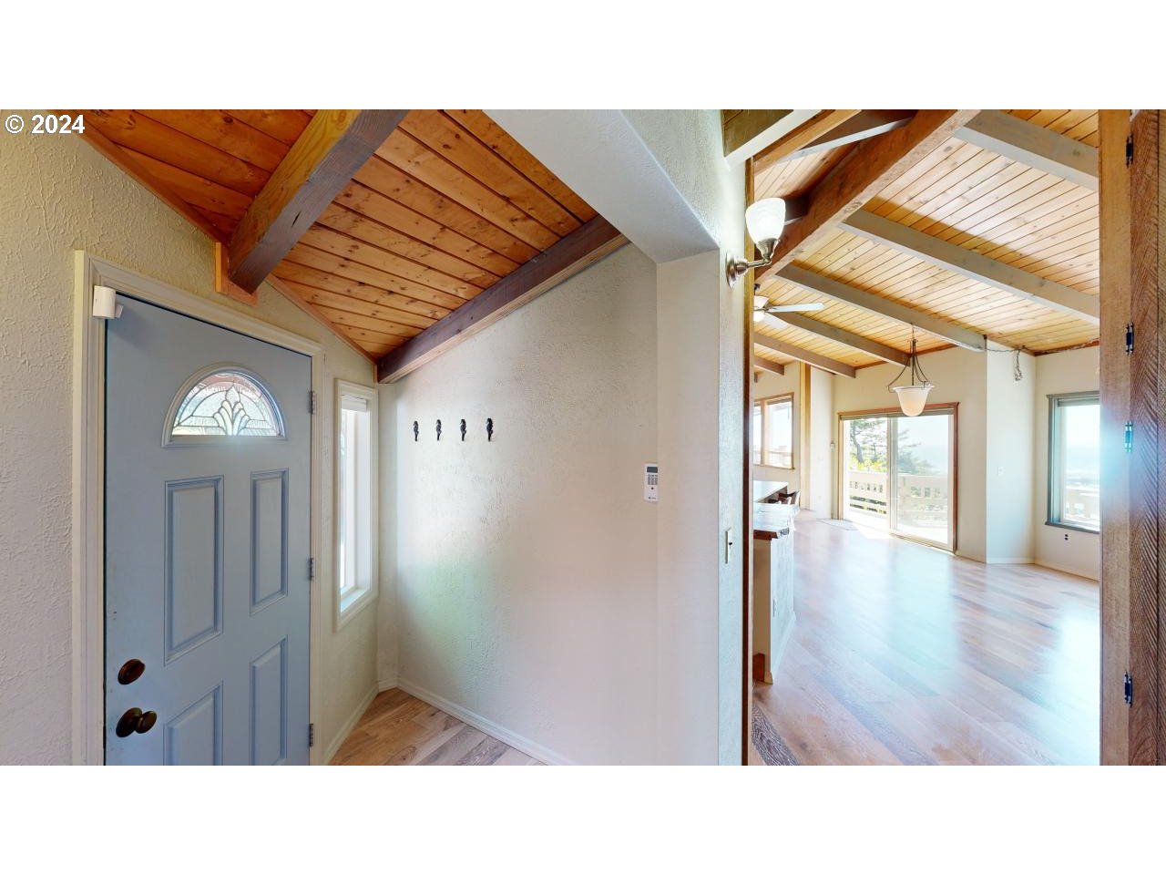 29830 Hounddog Road Gold Beach, OR 97444 - Photo 6 of 47 Entrance/Foyer