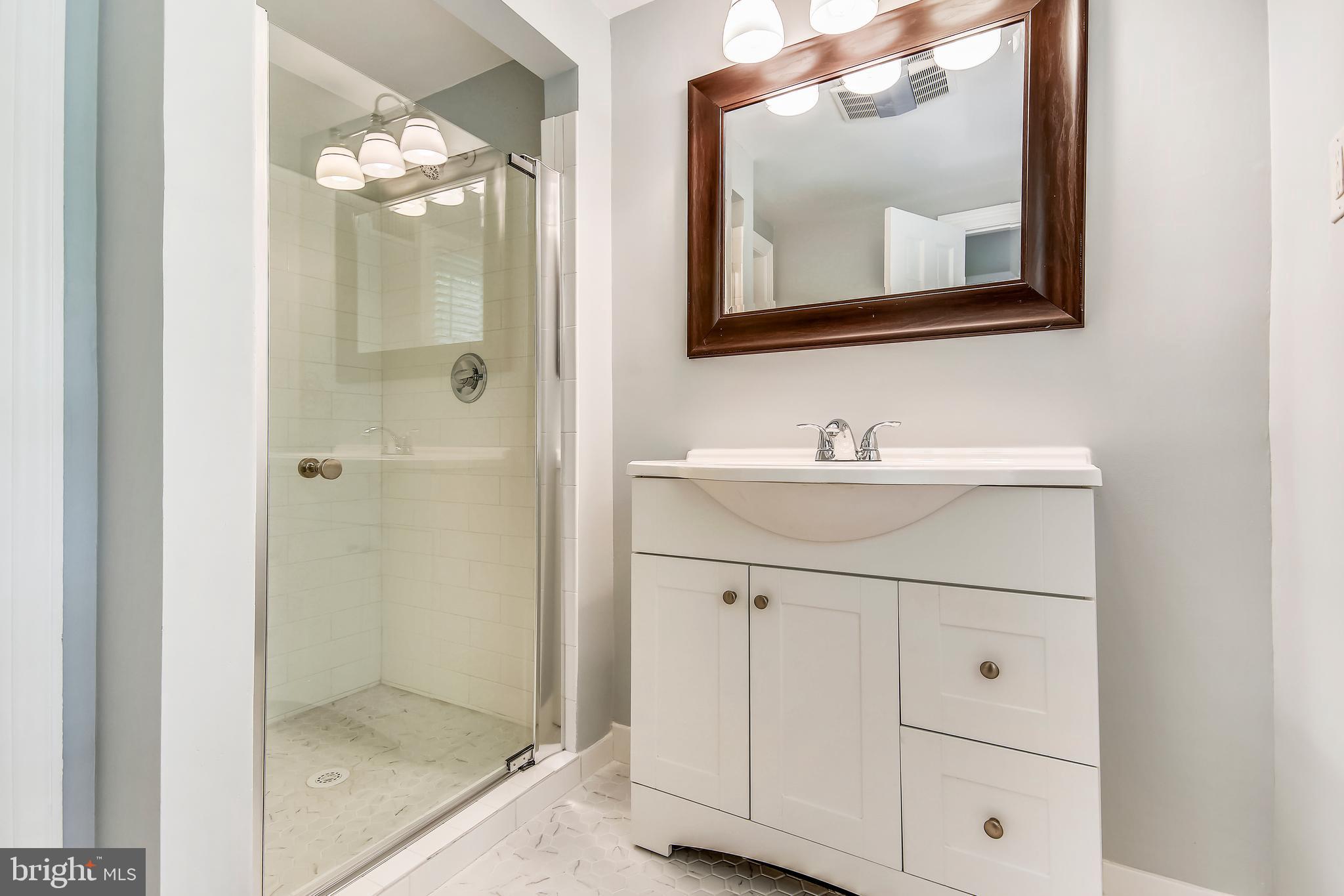 21409 Davis Mill Road Germantown, MD 20876 - Photo 33 of 72 Upper Level - Master Bathroom