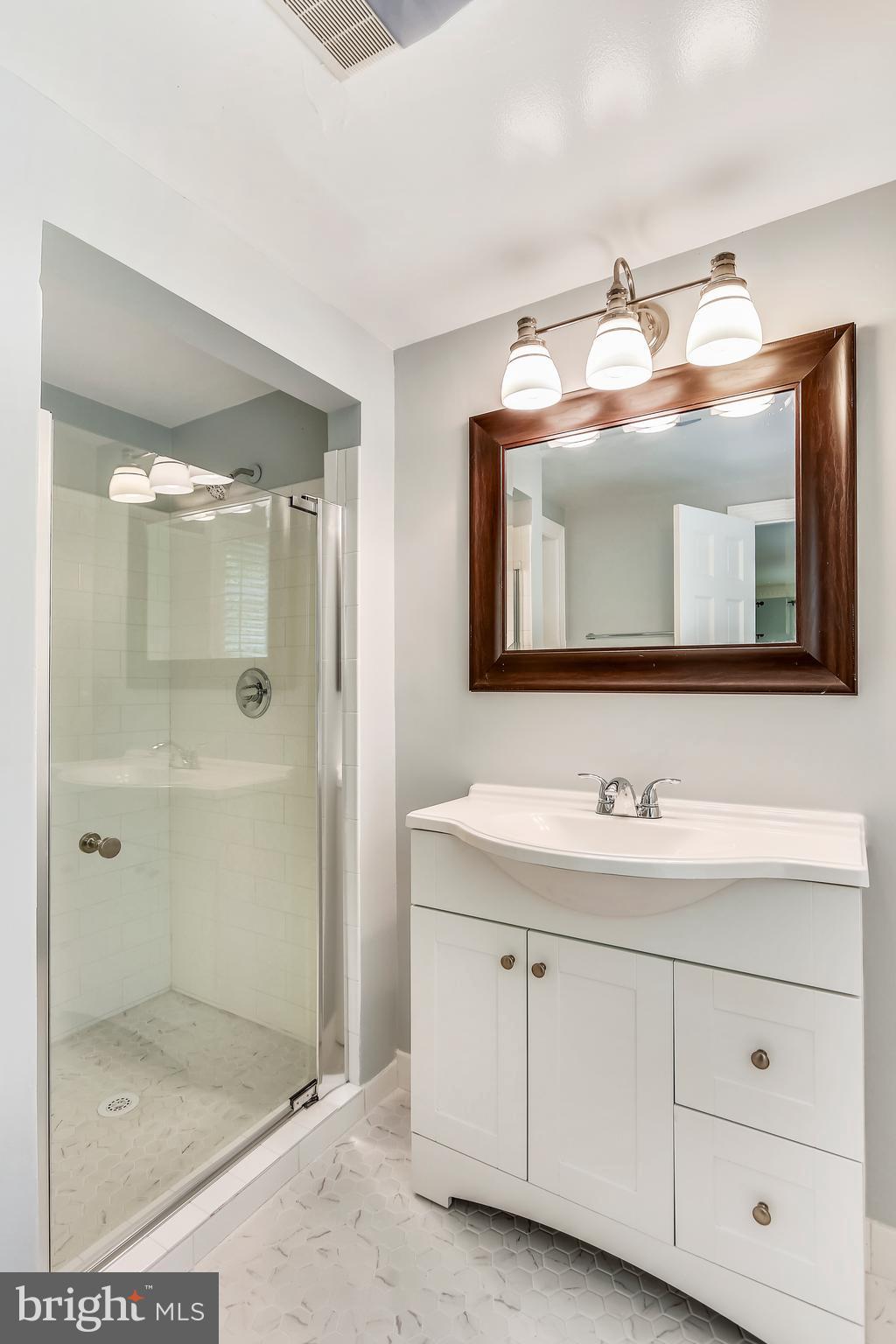 21409 Davis Mill Road Germantown, MD 20876 - Photo 34 of 72 Upper Level - Master Bathroom