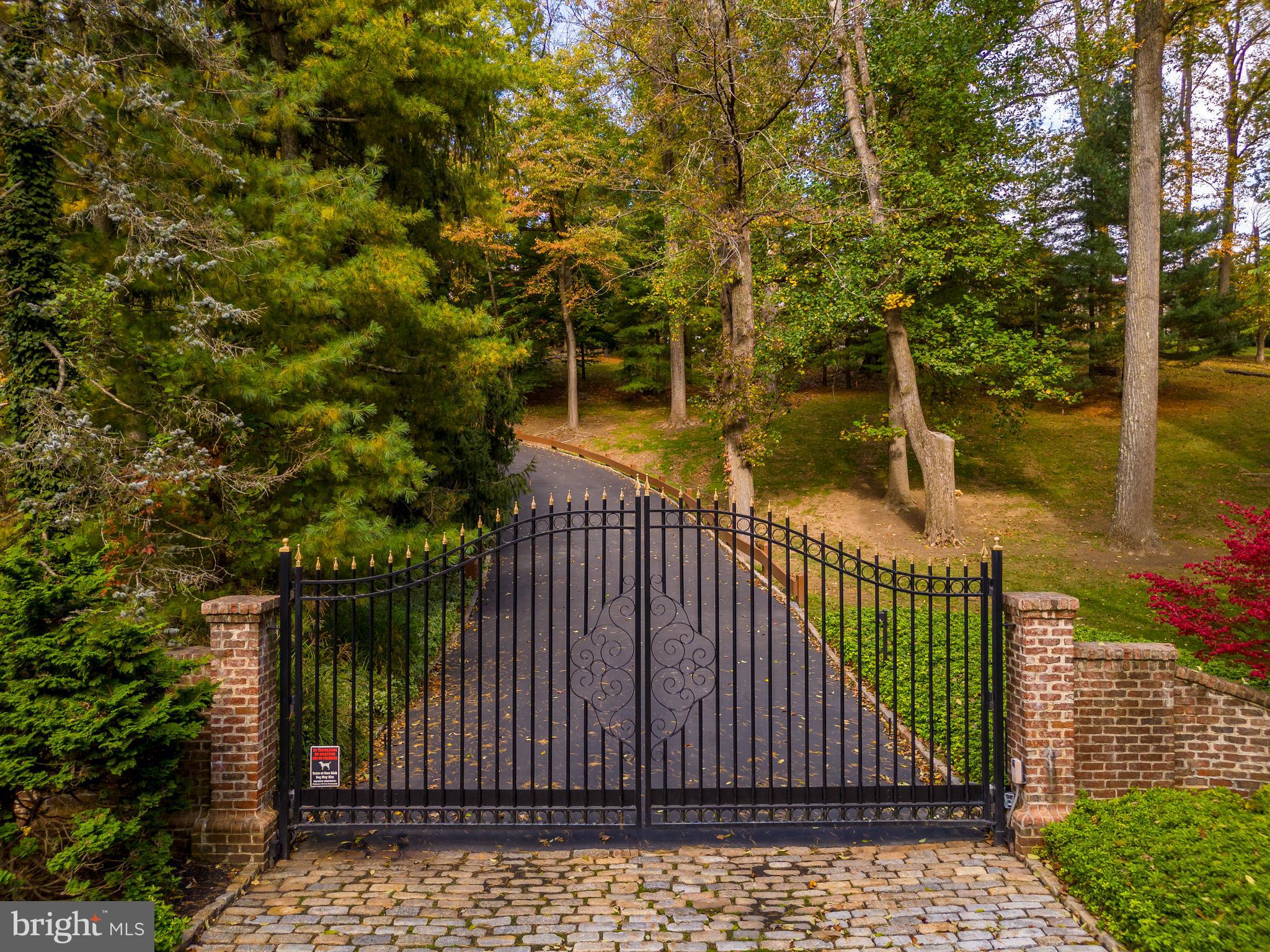 810 Chateau Lane Villanova, PA 19085 - Photo 3 of 26 Gate Entry