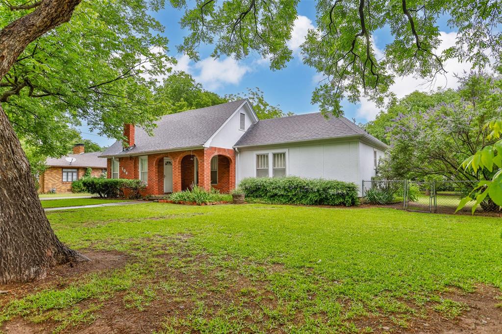 206 Ritchey Street Gainesville, TX 76240 - Photo 3 of 36 a front view of a house with garden