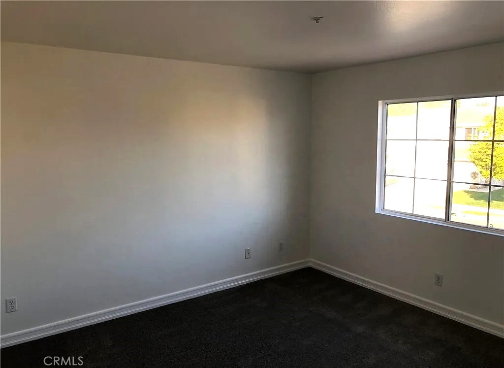 643 Dunkirk Drive Oxnard, CA 93035 - Photo 17 of 18 an empty room with a window