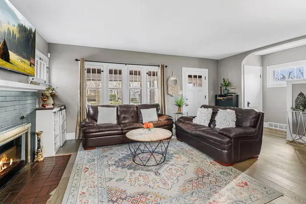 $305,000 | 629 West Downer Place, Aurora, IL 60506