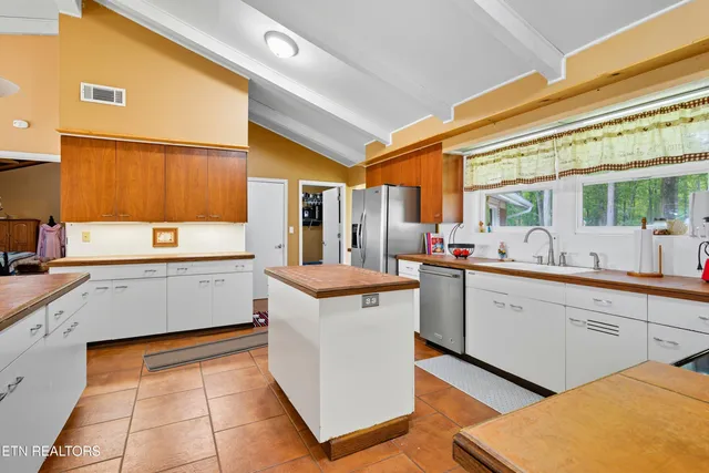 $650,000 | 605 South Lake Drive, Oneida, TN 37841