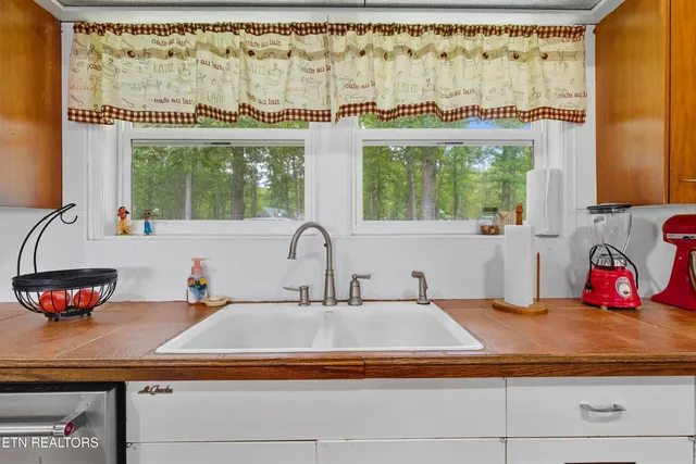 $650,000 | 605 South Lake Drive, Oneida, TN 37841