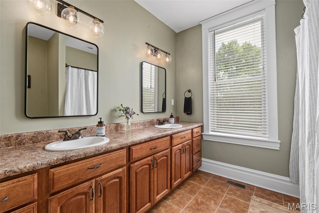 1944 Provenchere Place St. Louis, MO 63118 - Photo 33 of 54