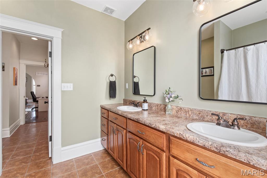 1944 Provenchere Place St. Louis, MO 63118 - Photo 34 of 54