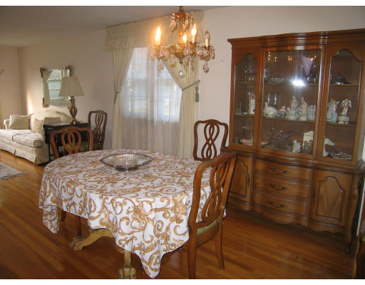 4 Cobb Terrace Walpole, MA 02081 - Photo 4 of 8 Gallery Image 4