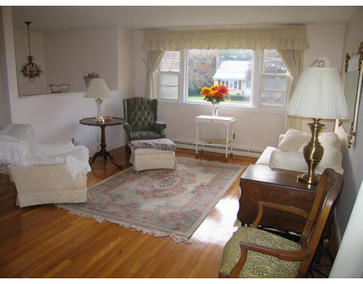 4 Cobb Terrace Walpole, MA 02081 - Photo 5 of 8 Gallery Image 5