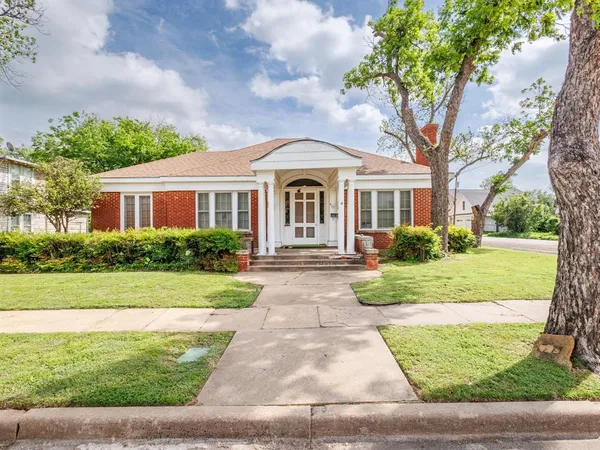 $169,000 | 615 West Liveoak Street, Coleman, TX 76834