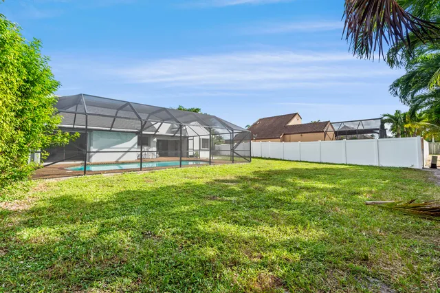 a view of a backyard