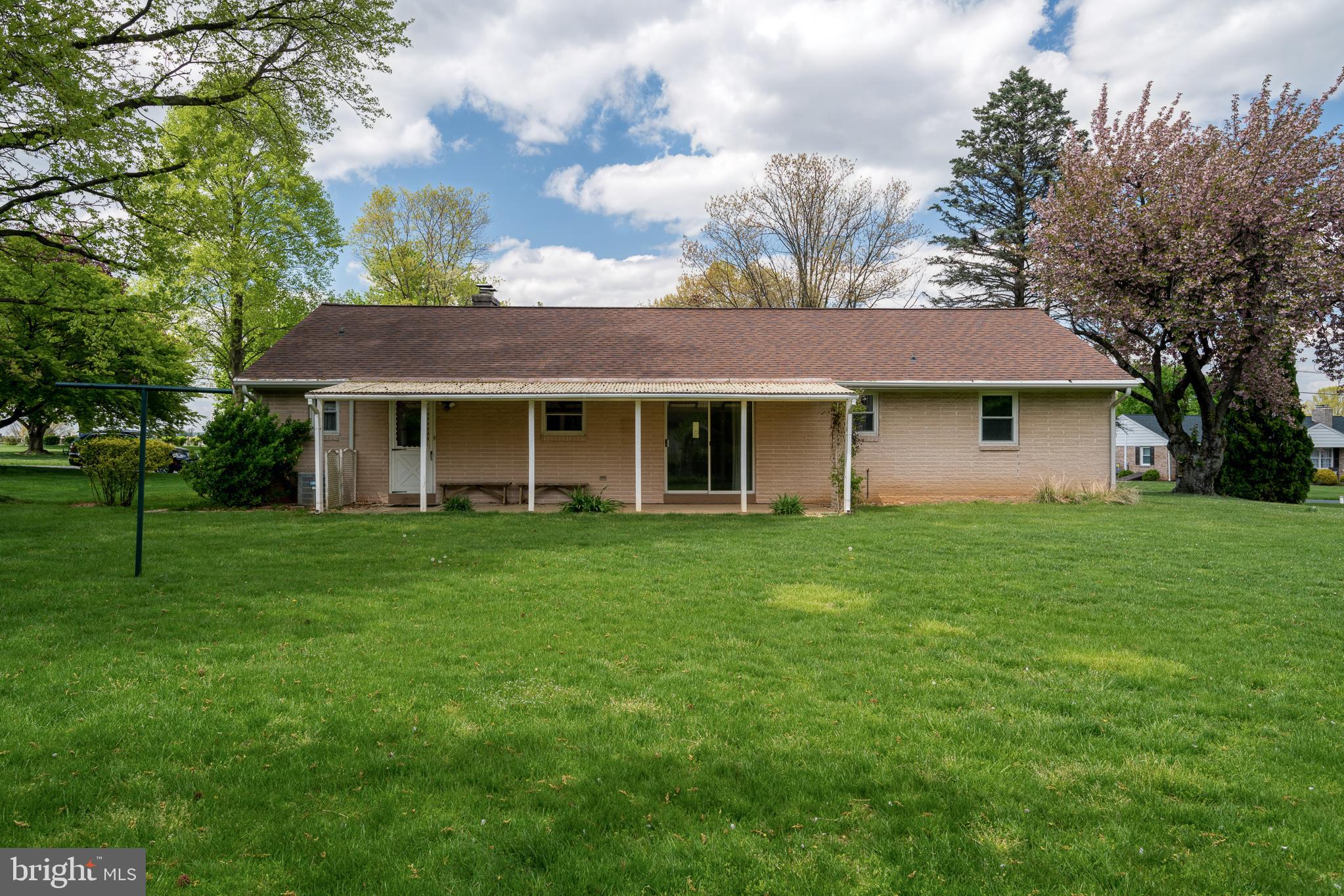 27 Pfautz Avenue Lititz, PA 17543 - Photo 22 of 25 a front view of a house with a garden