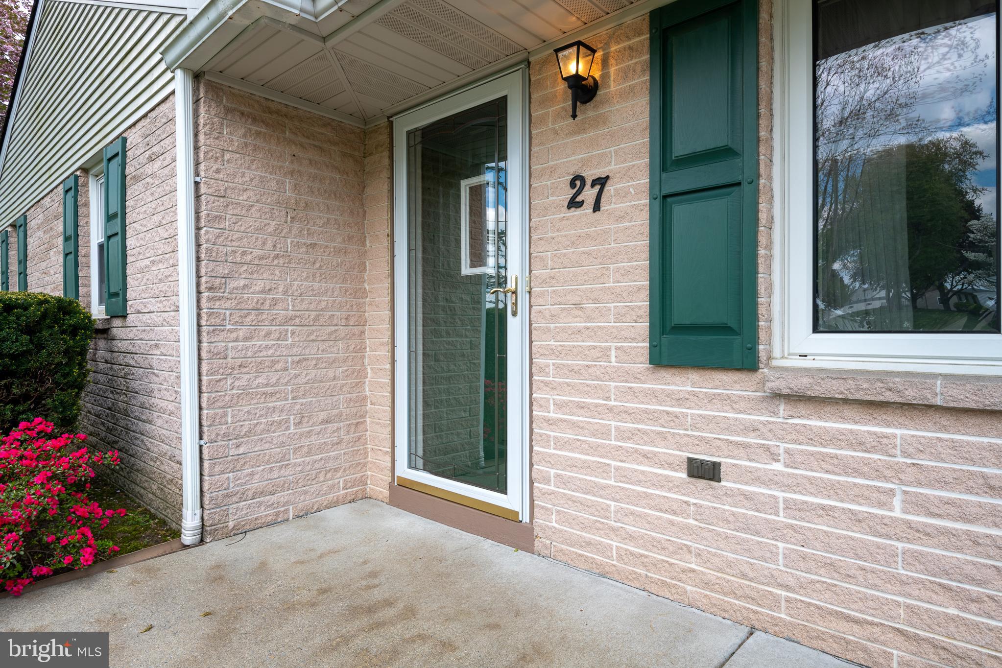 27 Pfautz Avenue Lititz, PA 17543 - Photo 4 of 25