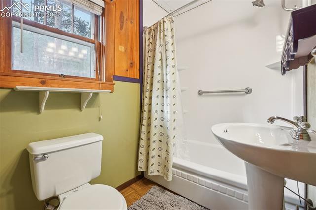 9025 Picabo Road Cascade, CO 80809 - Photo 23 of 43 Full bathroom near primary bedroom