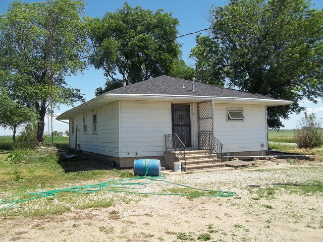 27971 North 1000th Road East Cornell, IL 61319 - Photo 4 of 9 a front view of a house with garden