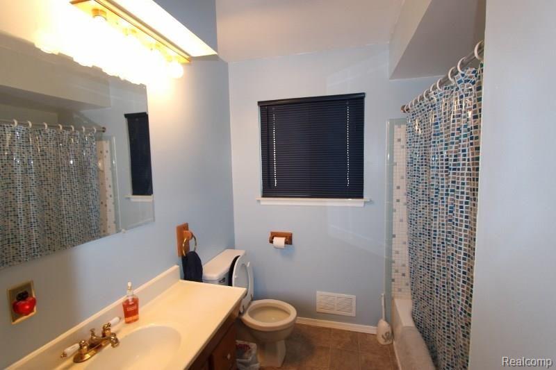 2405 Oakcrest Road Sterling Heights, MI 48310 - Photo 18 of 23 21.jpg