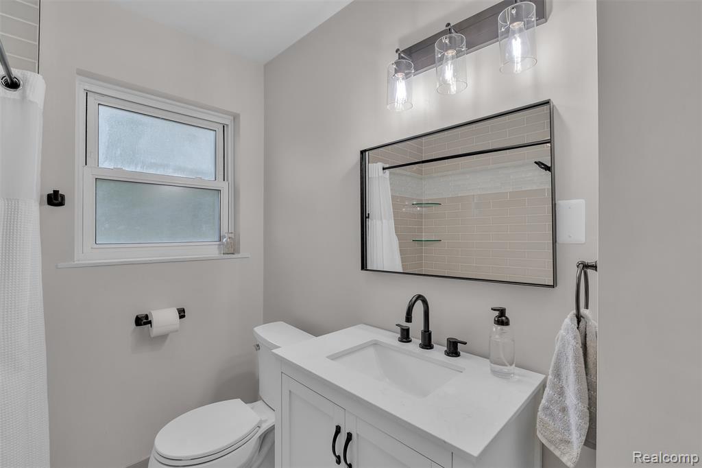 765 Vernier Road Grosse Pointe Woods, MI 48236 - Photo 22 of 49