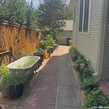 $800 | 126 East Hollywood Avenue, Unit 2, San Antonio, TX 78212