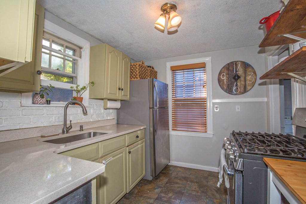 24 Ashley Road Holyoke, MA 01040 - Photo 4 of 42 Gallery Image 4