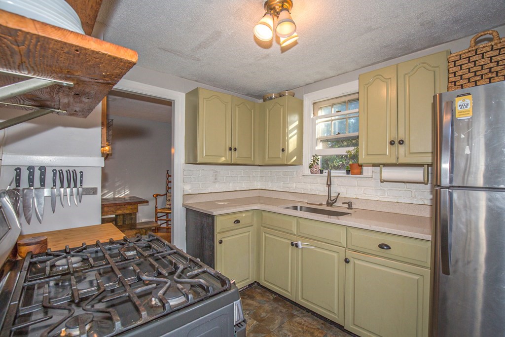 24 Ashley Road Holyoke, MA 01040 - Photo 5 of 42 Gallery Image 5