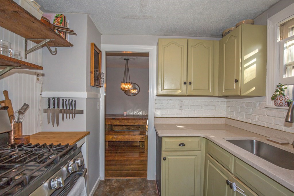 24 Ashley Road Holyoke, MA 01040 - Photo 6 of 42 Gallery Image 6