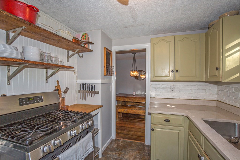 24 Ashley Road Holyoke, MA 01040 - Photo 7 of 42 Gallery Image 7