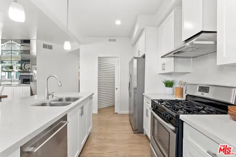 $1,248,000 | 9000 Cynthia Street, Unit 208, West Hollywood, CA 90069