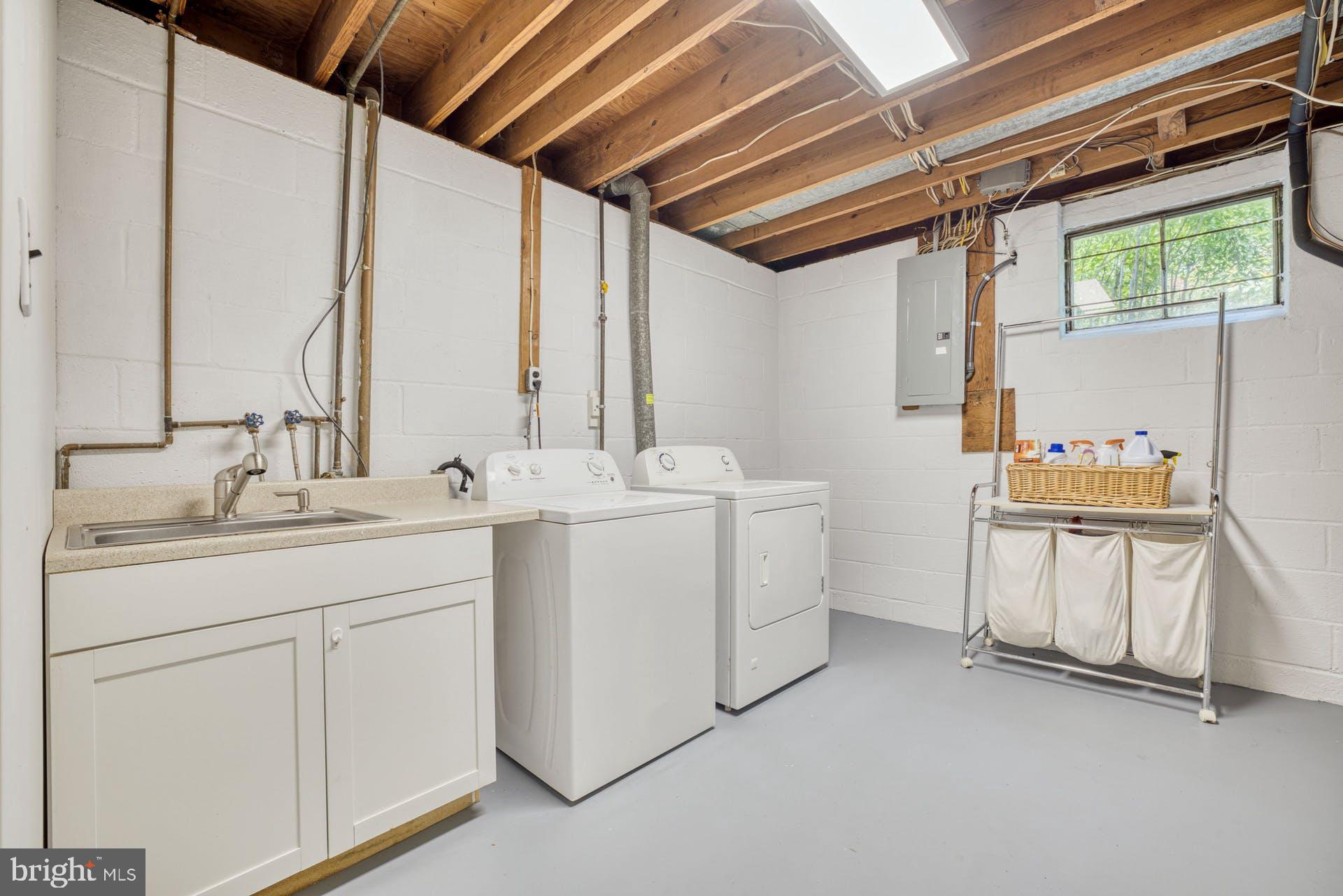 1629 Courtland Road Alexandria, VA 22306 - Photo 45 of 59 Laundry room with pocket door