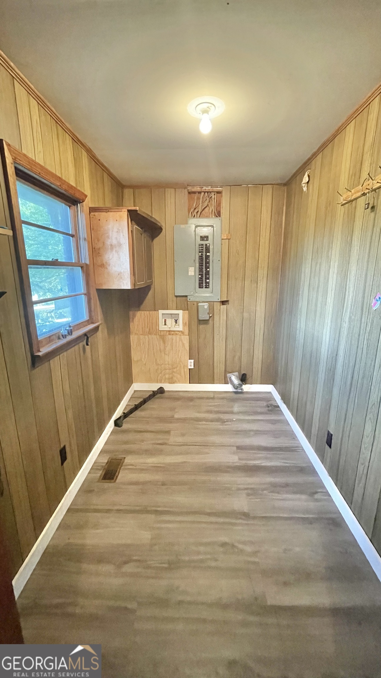 758 Jack Sharp Road Colbert, GA 30628 - Photo 14 of 14 a room with a bed and a window